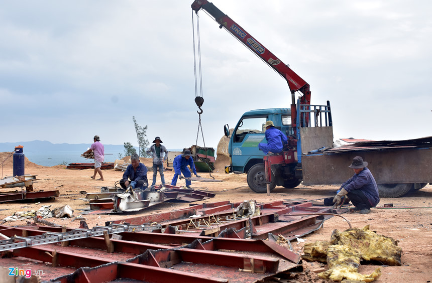 Xẻ thịt tàu hàng triệu đô chìm ở biển Quy Nhơn bán phế liệu